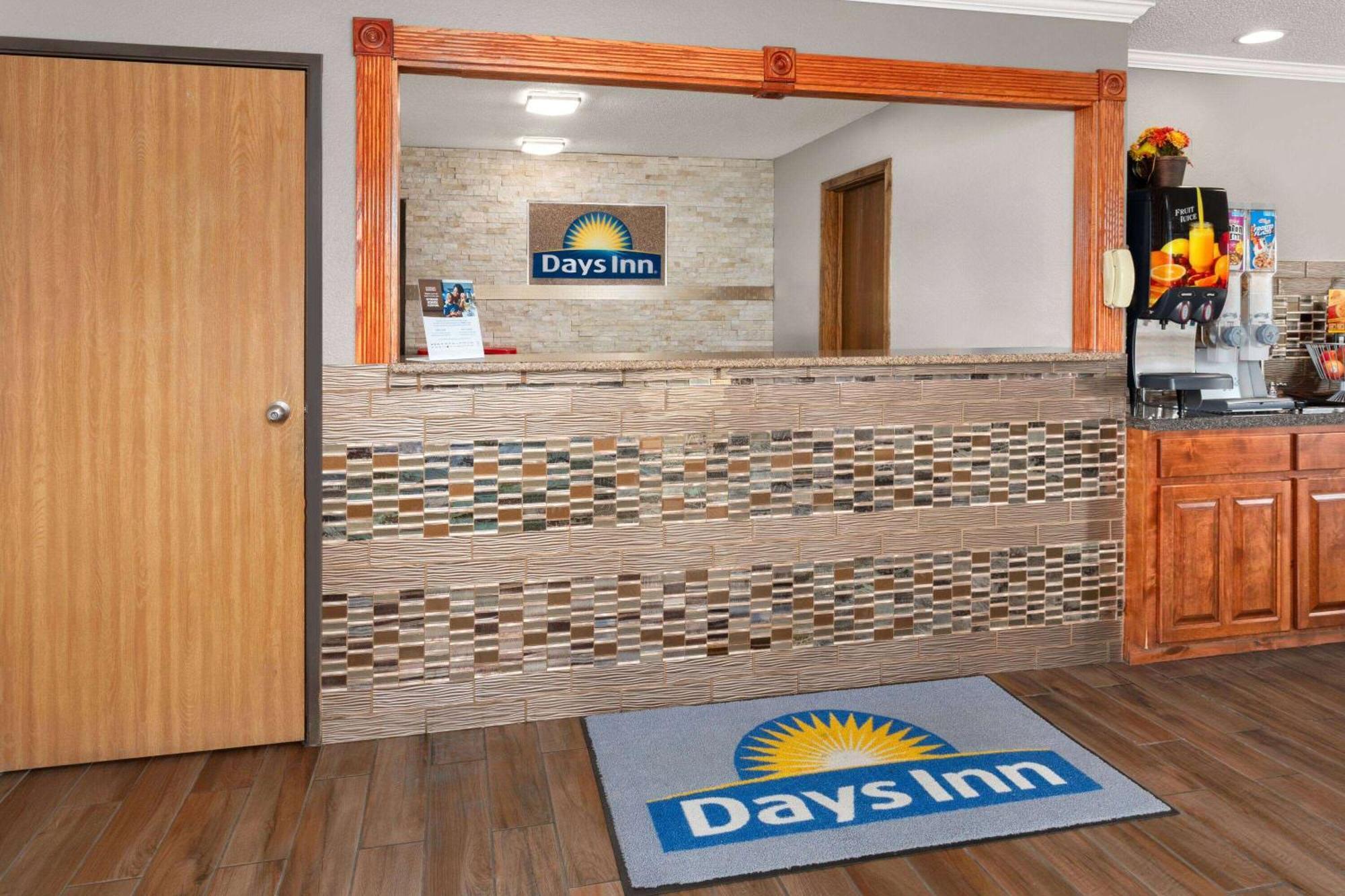 Days Inn By Wyndham Огалала Екстериор снимка